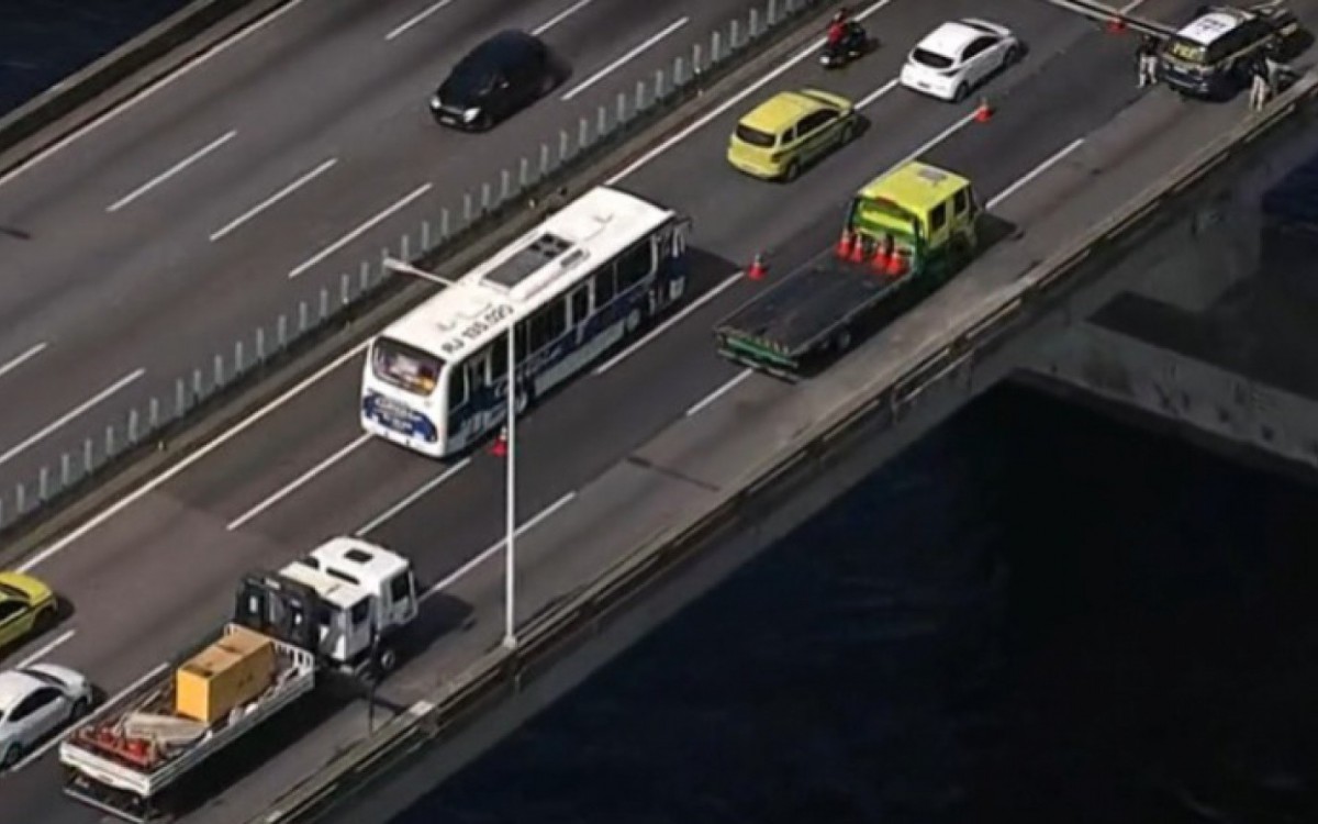 Agentes da PRF e da Defesa Civil estão no local acompanhando a vistoria