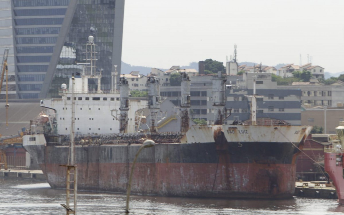 Navio São Luiz ancorado entre armazéns 13 e 14 do Porto do Rio