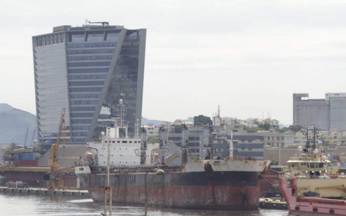 Navio São Luiz ancorado entre armazéns 13 e 14 do Porto do Rio