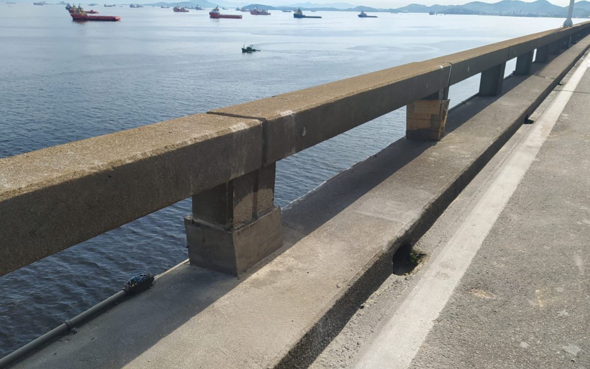 Reparo feito pela EcoPonte em guarda-corpo após local ser atingido por navio