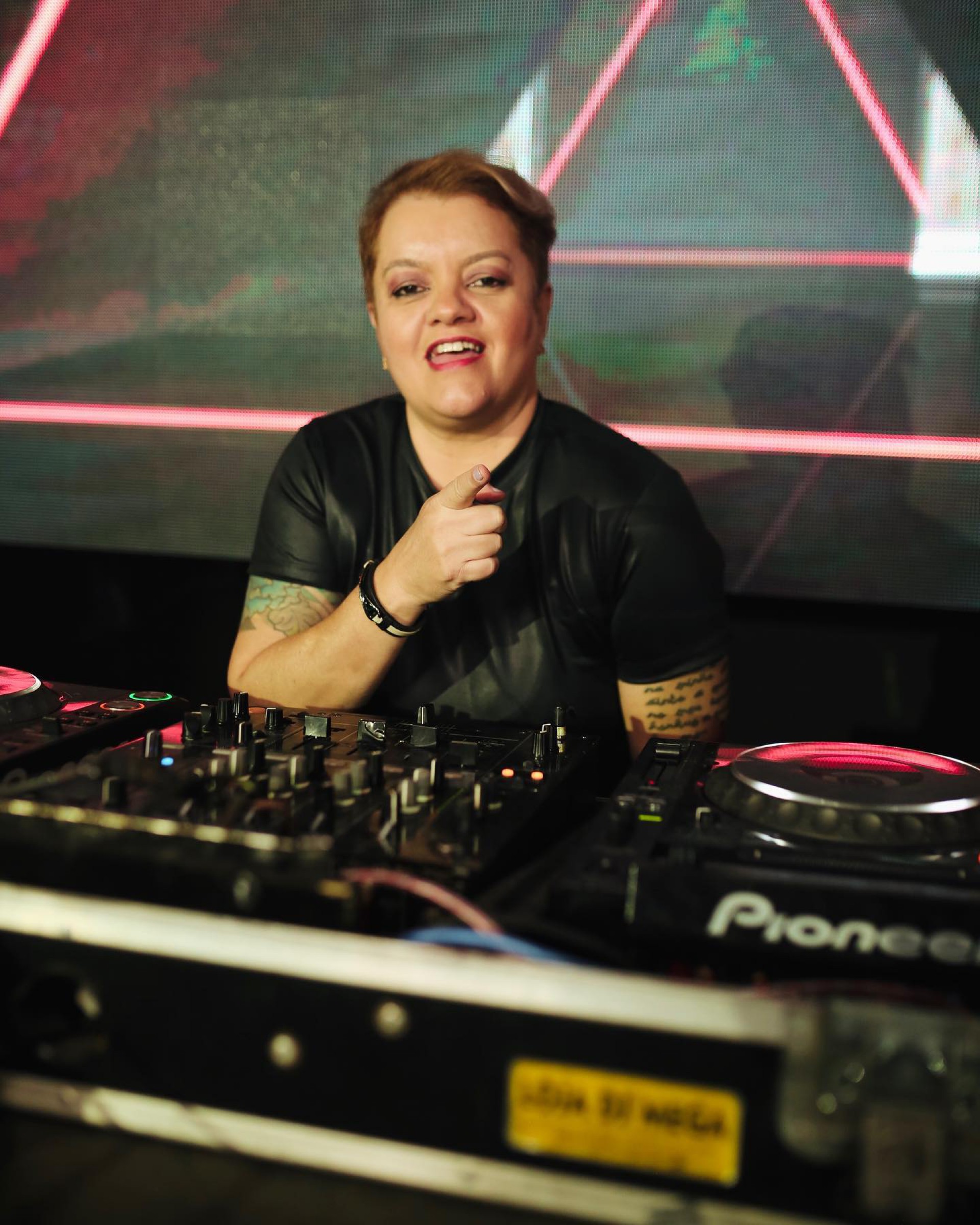 DJ morre ap&oacute;s cair de trio el&eacute;trico em Parada LGBTQIA+