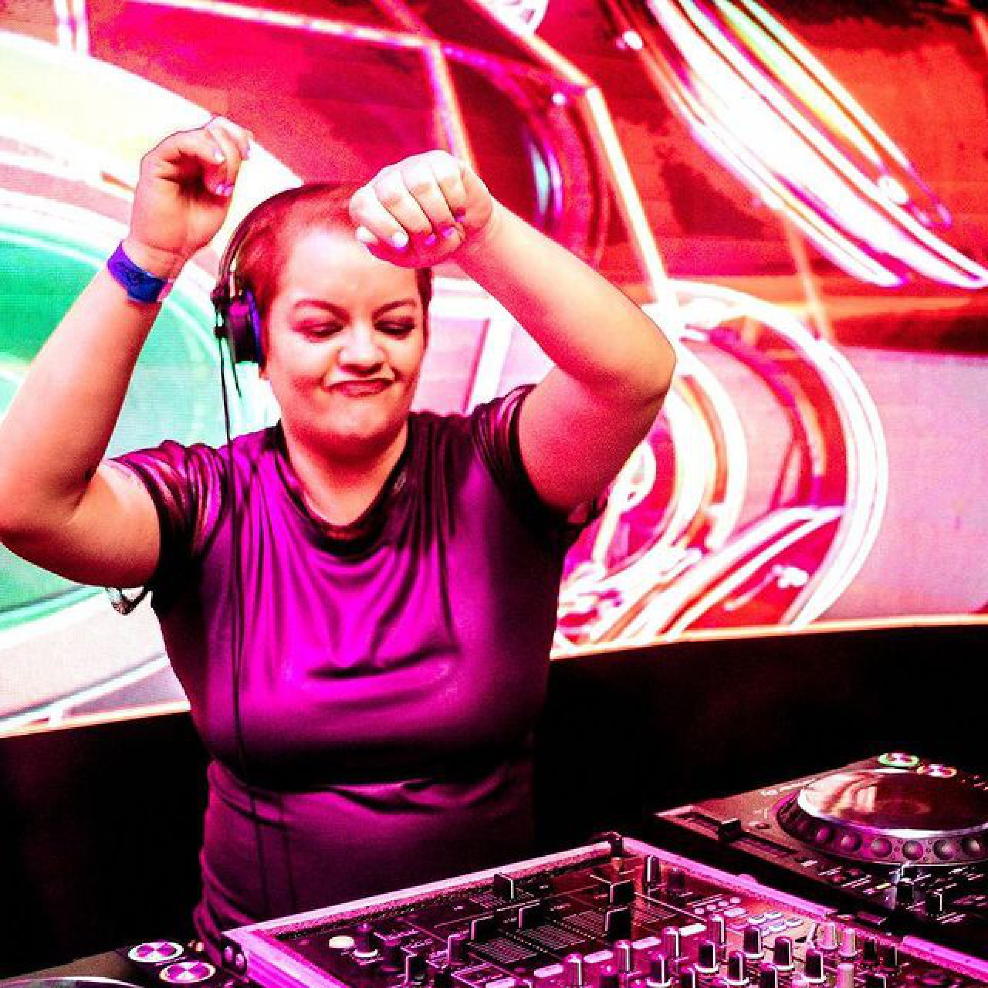 DJ morre ap&oacute;s cair de trio el&eacute;trico em Parada LGBTQIA+