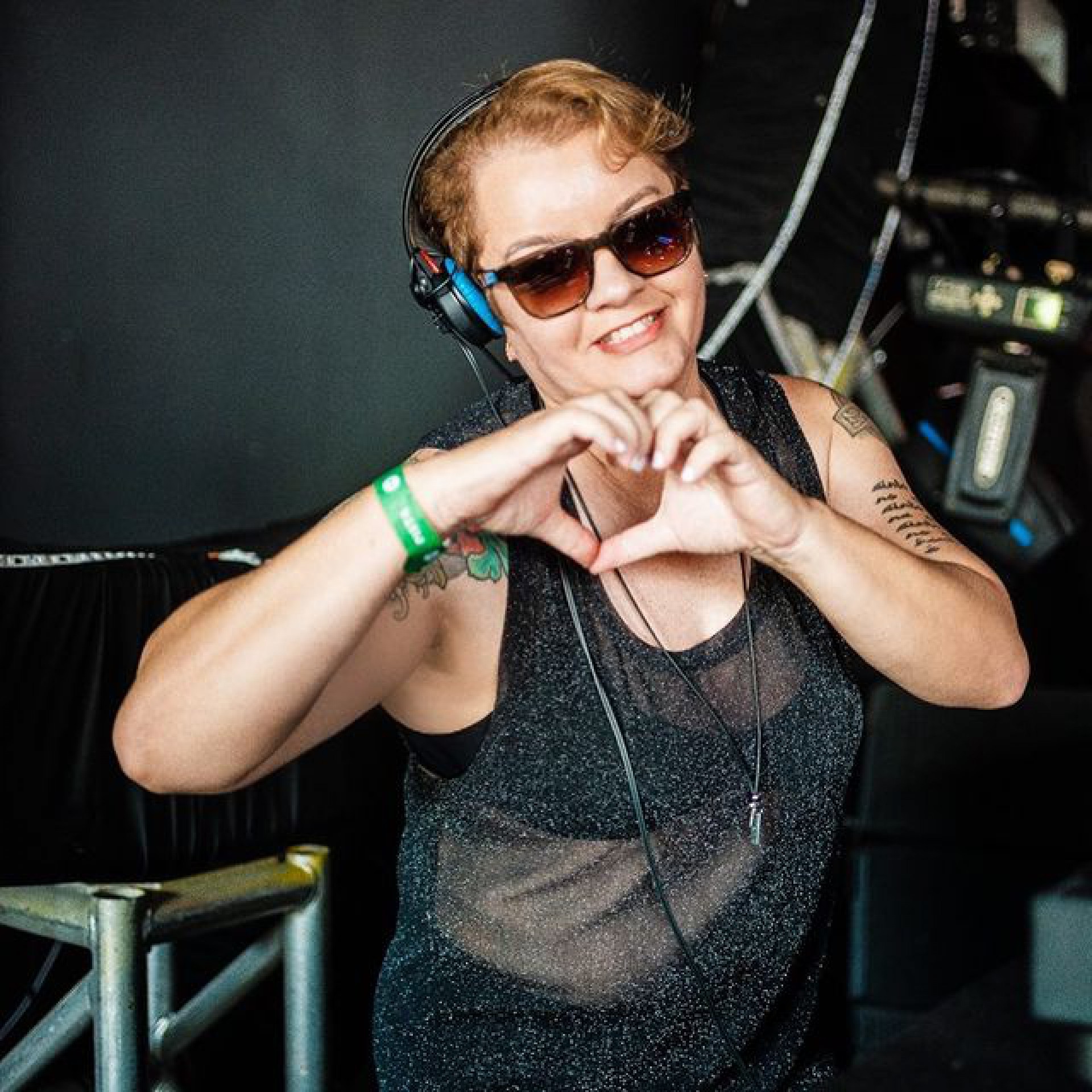 DJ morre ap&oacute;s cair de trio el&eacute;trico em Parada LGBTQIA+