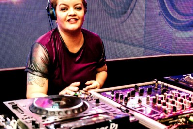 DJ morre após cair de trio elétrico em Parada LGBTQIA+