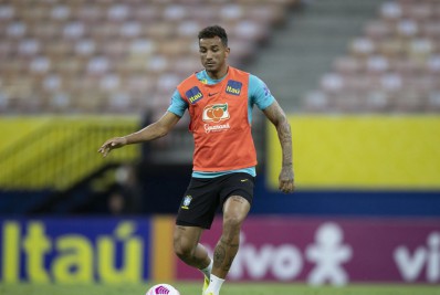Alex Sandro e Danilo treinam e ficam perto de retorno à seleção brasileira