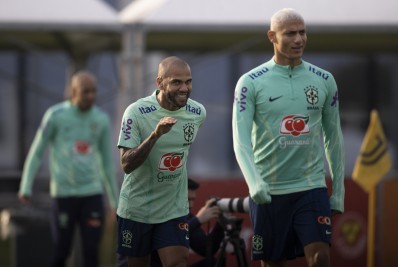 Daniel Alves alfineta Mbappé: 'Não entendeu que Messi e Neymar são maiores que ele'