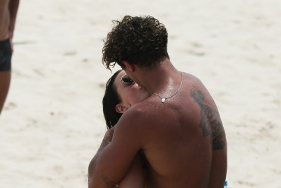 Larissa Manoela e André Luiz Frambach trocam beijinhos em praia do Rio