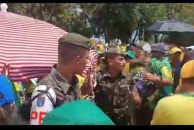 Equipe da Jovem Pan é hostilizada por bolsonaristas e deixa local escoltada pelo Exército; Vídeo