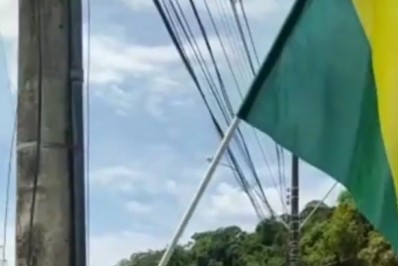 Manifestantes de forma pacífica voltam a ocupar a frente do Colégio Naval e BR 101 sem retenção no retorno pra casa