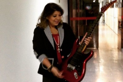 Roberta Miranda pede ajuda para encontrar guitarra perdida e oferece recompensa