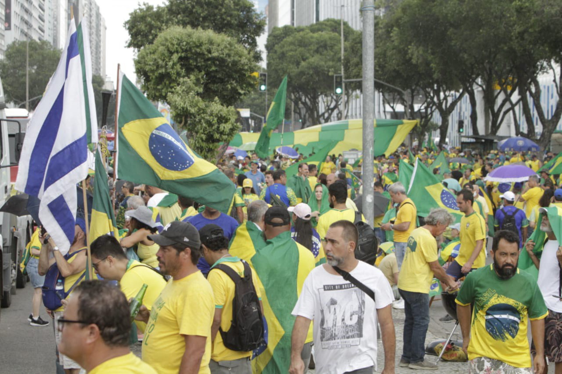Bolsonaristas fazem ato na Avenida Presidente Vargas, nesta terça-feira (15), feriado da Proclamação da República - Marcos Porto/Agência O Dia