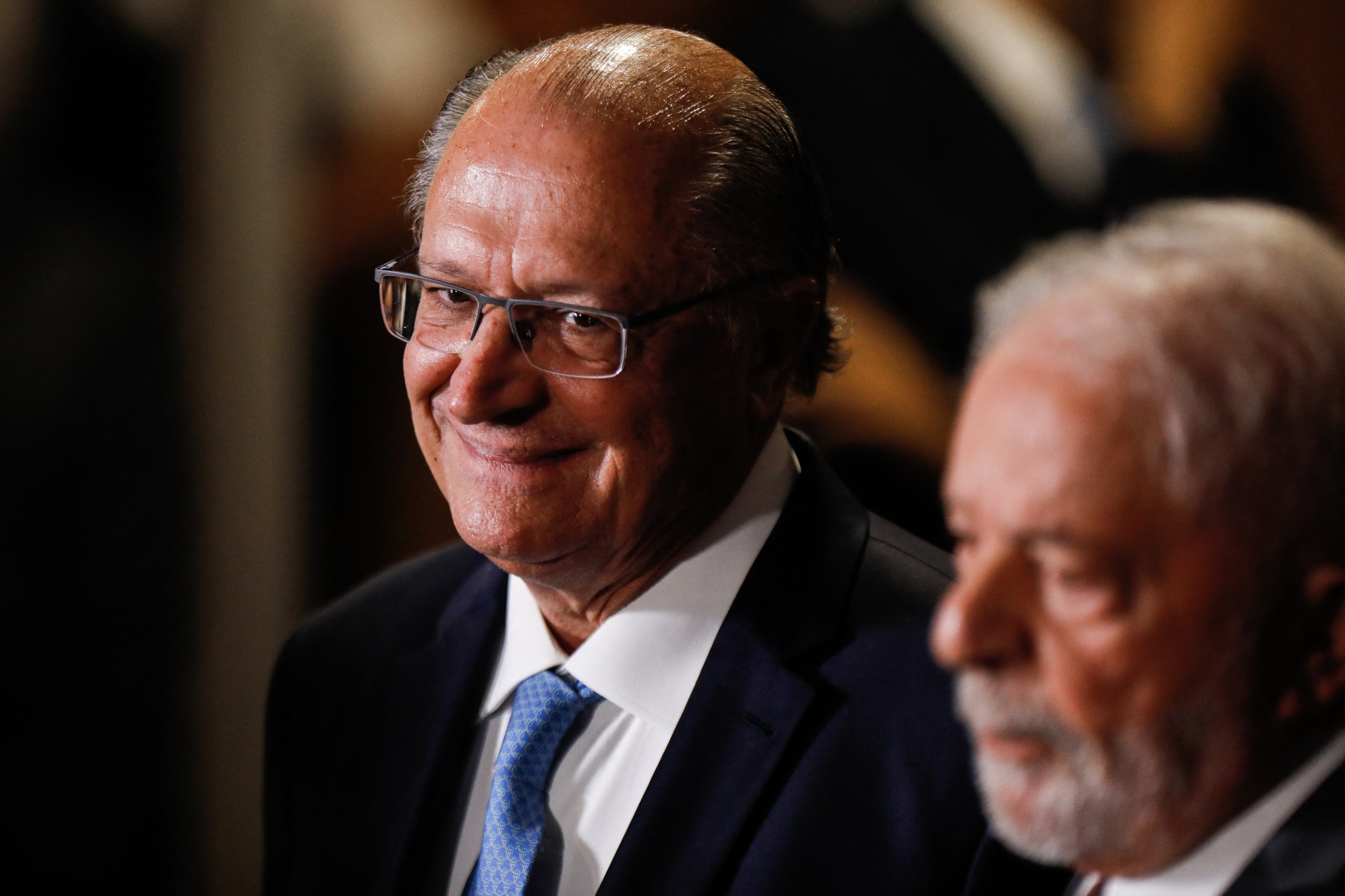 A união de Lula (PT) com Geraldo Alckmin (PSB) desagradou setores da esquerda à centro-direita, mas botou em prática uma inédita frente ampla. Mais do que um aceno ao centro ideológico, a aliança é também uma forma de garantir governabilidade à próxima gestão. Ex-governador de São Paulo, o vice eleito é o coordenador da transição. - AFP