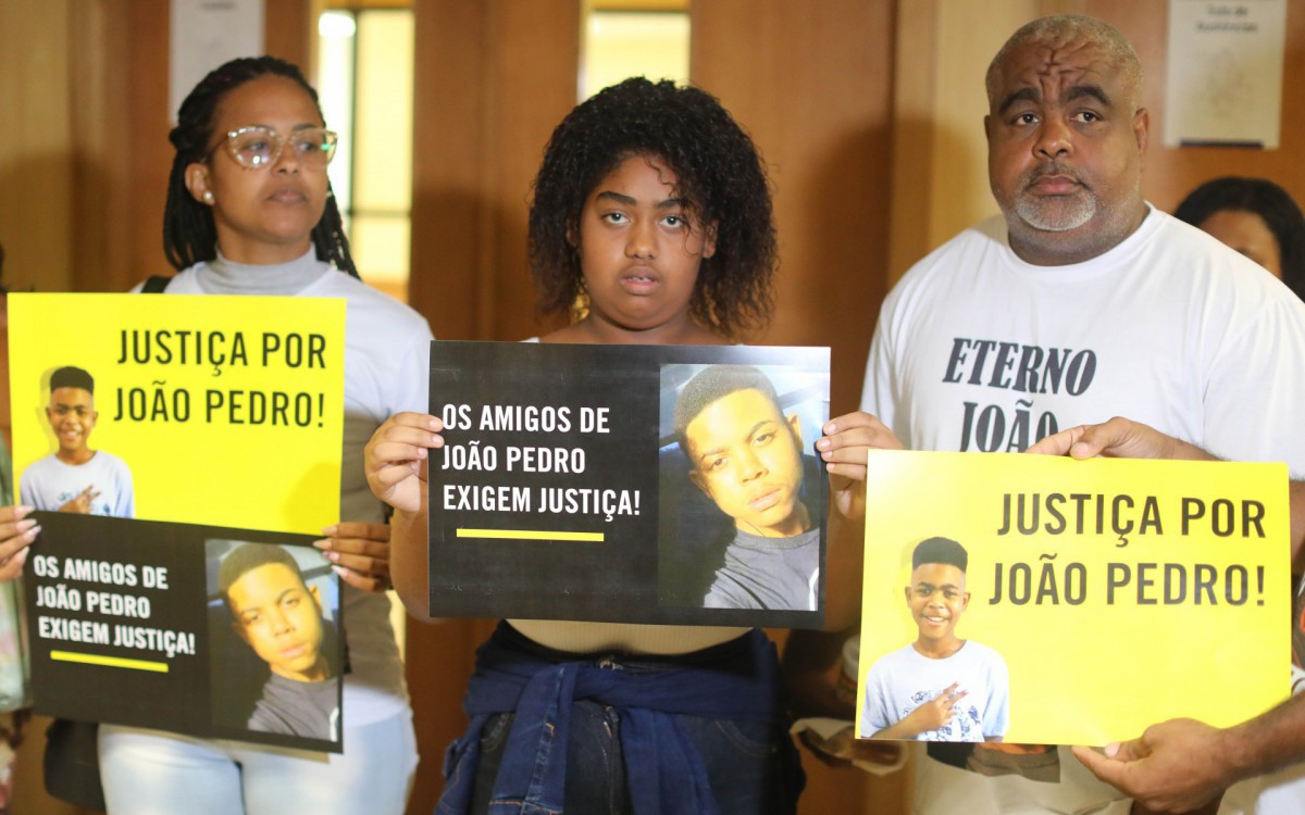 Audiência de julgamento no caso do menino João Pedro, no Fórum de São Gonçalo. N a foto, à direita, o Neilton da Costa Pinto, pai do João Pedro. - Pedro Ivo/ Agência O Dia