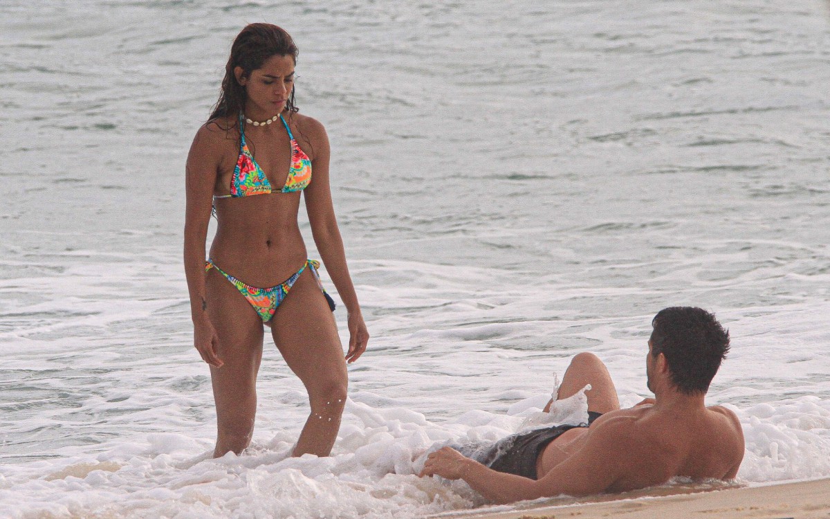 Lucy Alves e R&ocirc;mulo gravaram cenas de 'Travessia' em praia do Rio 
