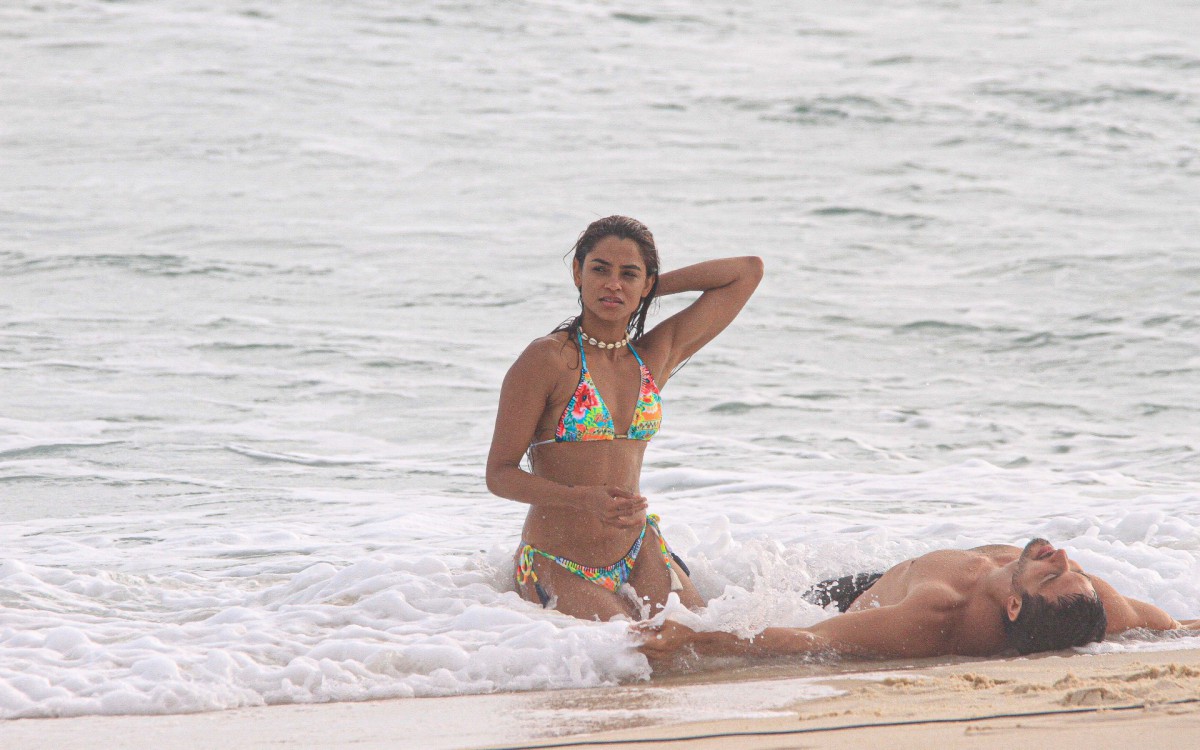 Lucy Alves e R&ocirc;mulo gravaram cenas de 'Travessia' em praia do Rio 