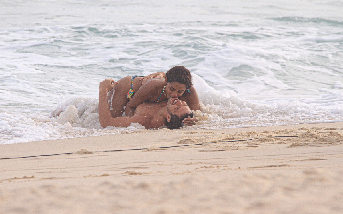 Lucy Alves e R&ocirc;mulo gravaram cenas de 'Travessia' em praia do Rio 