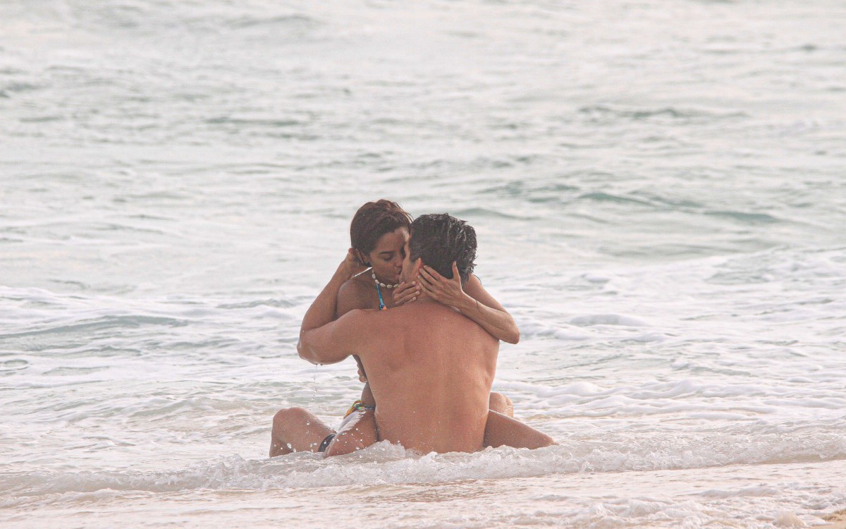 Lucy Alves e R&ocirc;mulo gravaram cenas de 'Travessia' em praia do Rio 