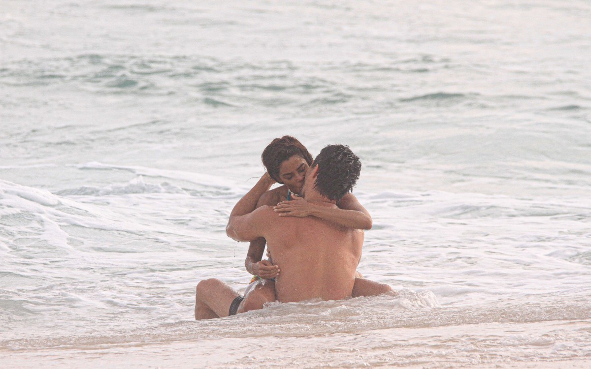 Lucy Alves e R&ocirc;mulo gravaram cenas de 'Travessia' em praia do Rio 