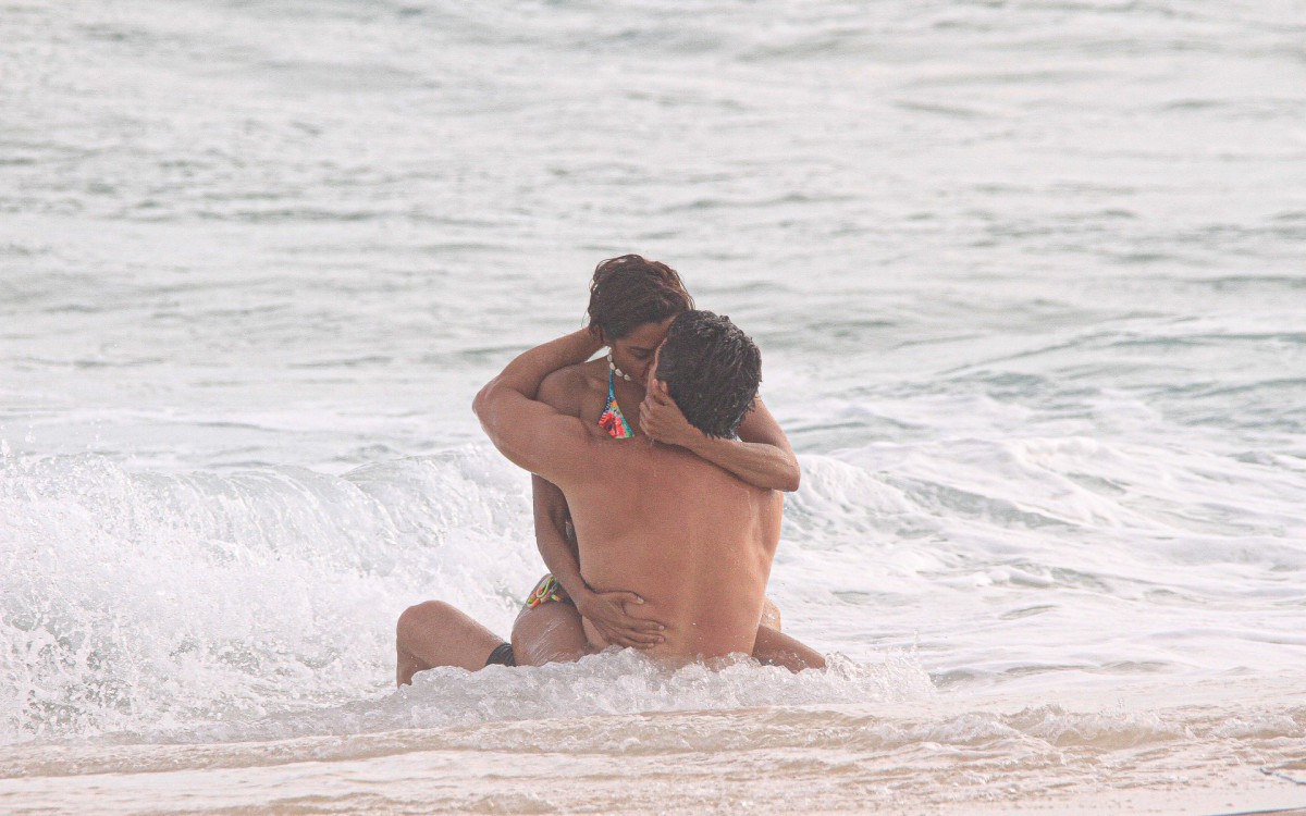 Lucy Alves e R&ocirc;mulo gravaram cenas de 'Travessia' em praia do Rio 