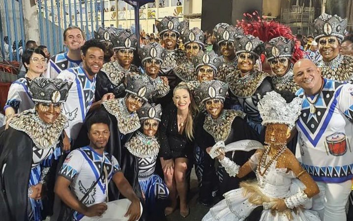  A core&oacute;grafa Juliana Frathane junto aos integrantes da Comiss&atilde;o de Frente durante o desfile da Inocentes em 2022