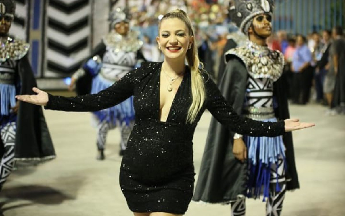  A core&oacute;grafa Juliana Frathane durante o desfile da Inocentes em 2022