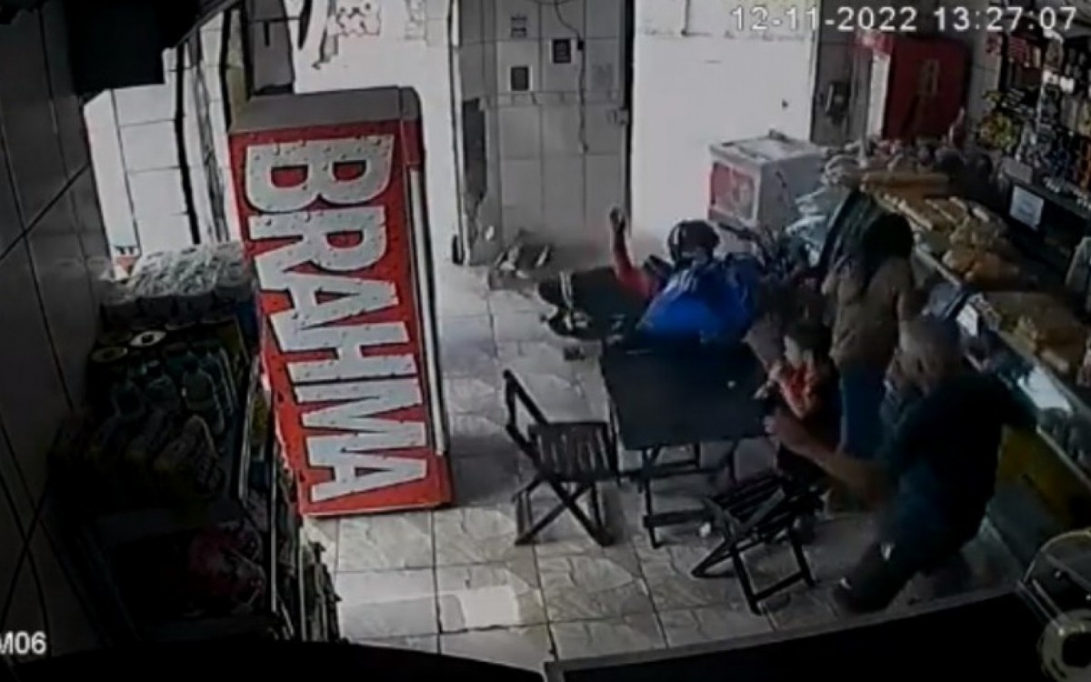 Momento em que o motociclista invade padaria e acerta uma mesa dentro do estabelecimento, onde uma crian&ccedil;a estava sentada
