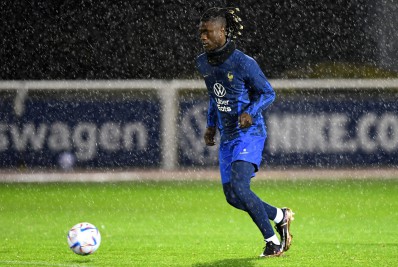 Camavinga sofre ataques racistas de franceses após causar lesão de companheiro