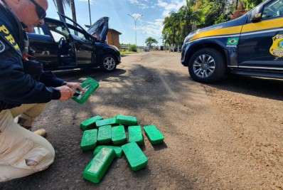PRF prende mulher grávida e companheiro com crack escondido em carro