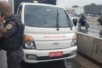 Policiais militares da UPP Manguinhos recuperam caminhão roubado na Avenida Brasil