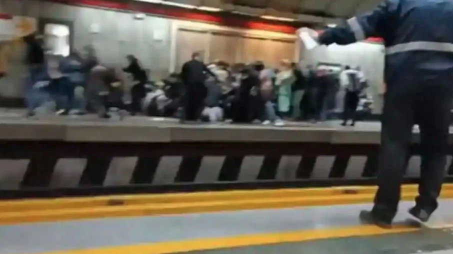 Polícia do Irã atira contra manifestantes no metrô
