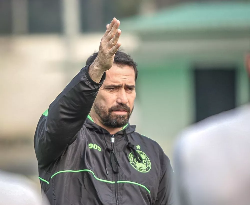 Após recusa de Vojvoda, ex-técnico de clube brasileiro entra na mira do Vasco