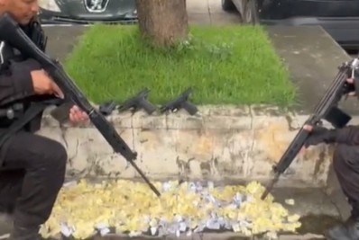 PM apreende duas pistolas e drogas em ação com dois presos em Belford Roxo