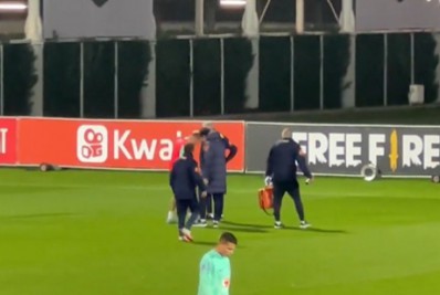 Dois jogadores recebem atendimento médico durante treino da Seleção; meia tem chuteira rasgada
