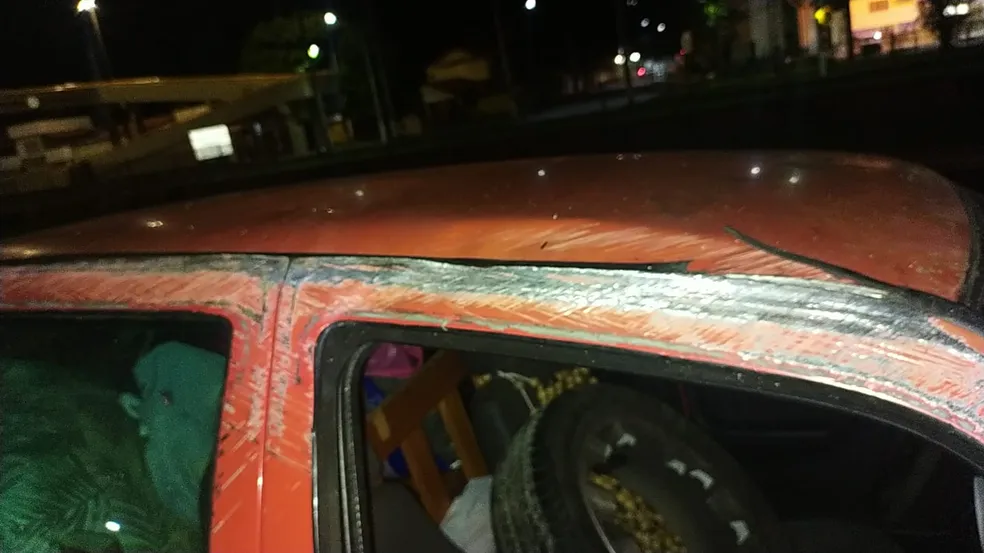 Motorista perde o controle do carro e tomba na Via Dutra