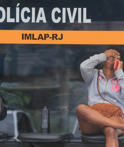 Juliana Silva, esposa do policial morto, se desespera no IML, onde foi liberar o corpo do marido
