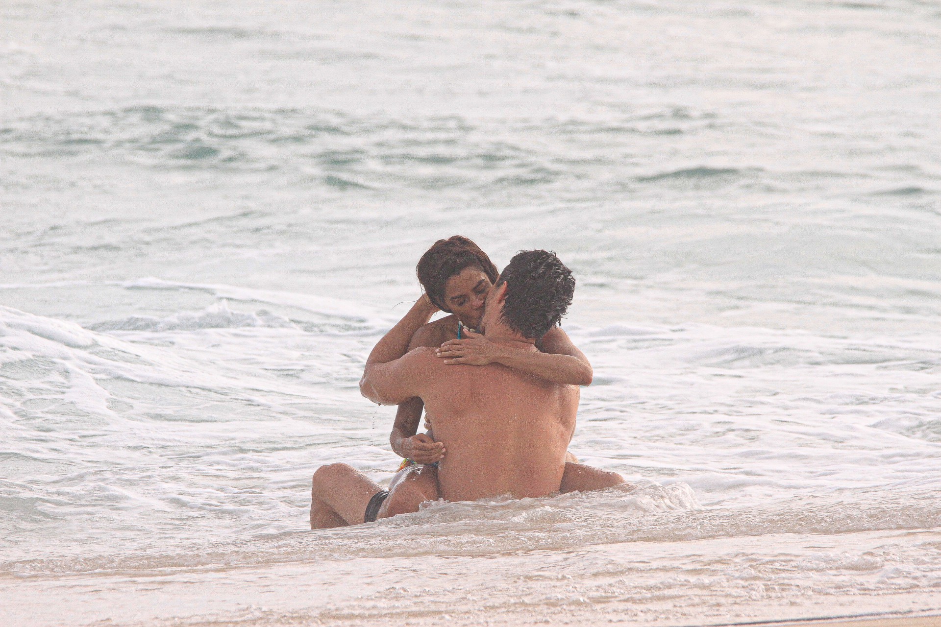 Lucy Alves e Rômulo gravaram cenas de 'Travessia' em praia do Rio  - Foto: Delson Silva/AgNews