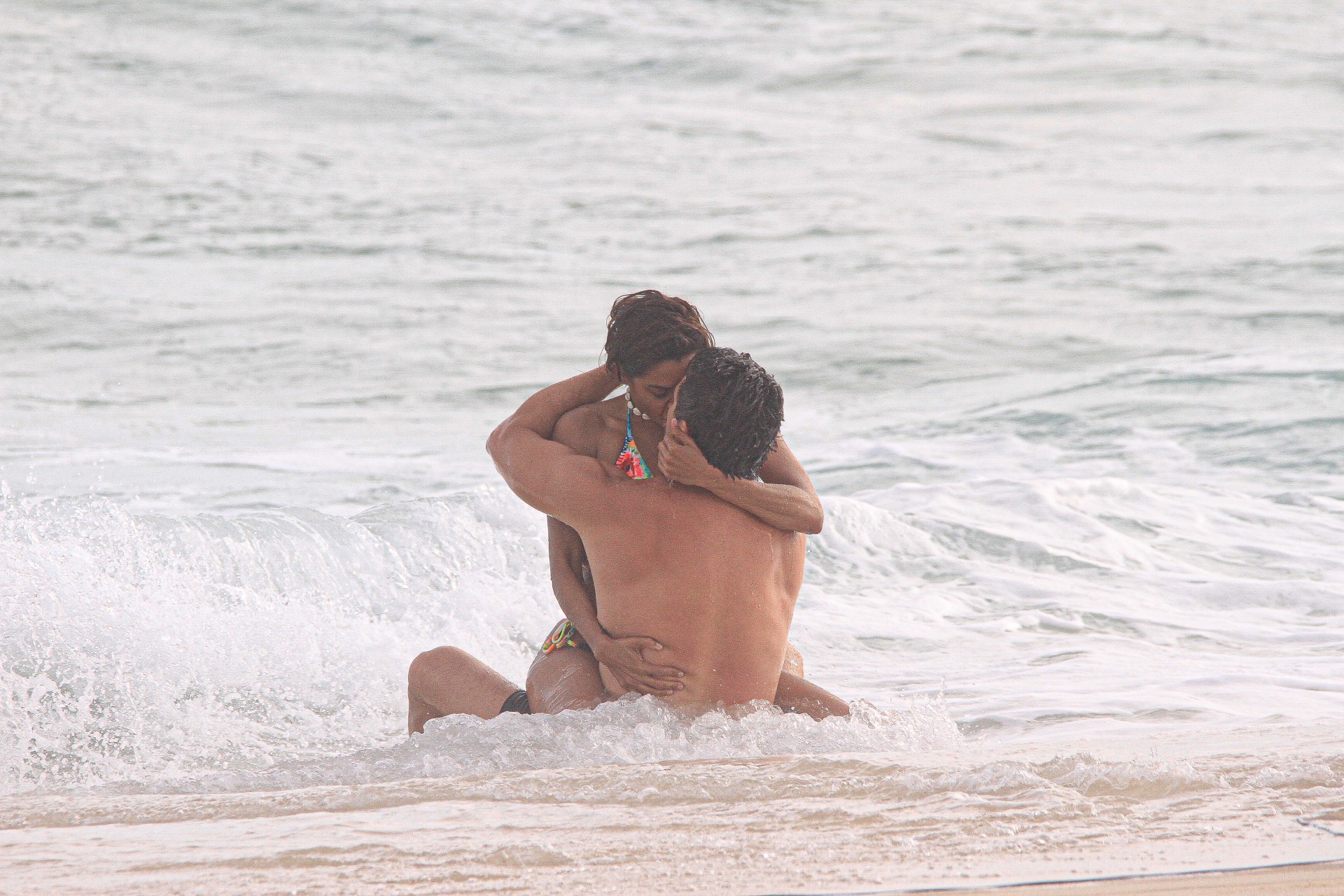 Lucy Alves e Rômulo gravaram cenas de 'Travessia' em praia do Rio  - Foto: Delson Silva/AgNews