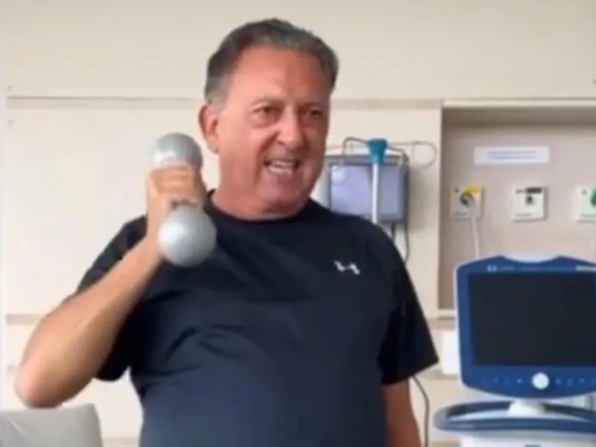 Galvão Bueno está apenas esperando o resultado do teste de covid-19 dar negativo para sair do hospital - Reprodução Internet