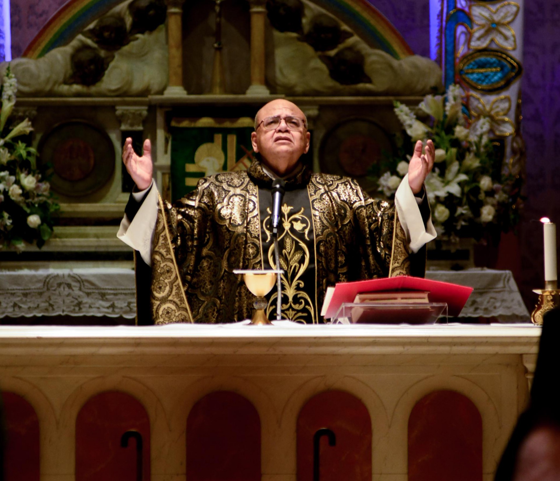 Amigos e familiares comparecem à Missa de Sétimo Dia da cantora Gal Costa, na Igreja Nossa Senhora da Paz, em Ipanema, na Zona Sul do Rio, na noite desta terça-feira - Webert Belício / Ag. News