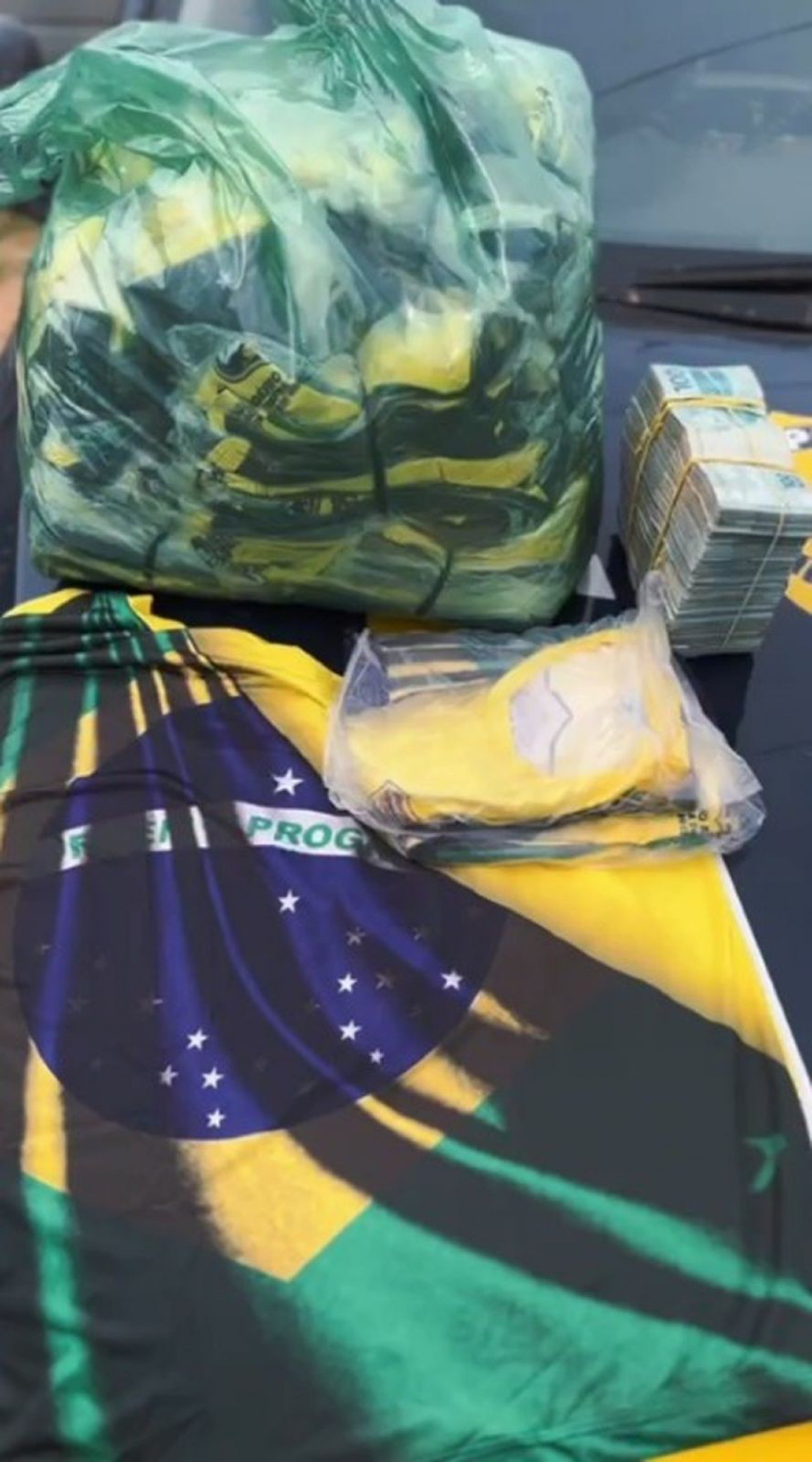 Camisetas nas cores verde e amarela com a inscri&ccedil;&atilde;o 'Deus, P&aacute;tria e Fam&iacute;lia'