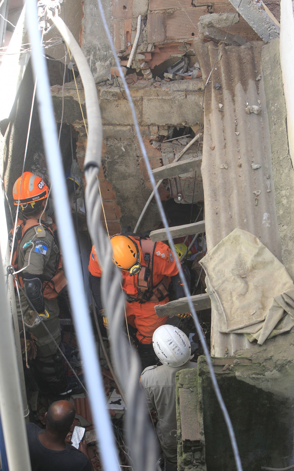Um im&oacute;vel desabou na comunidade da Rocinha, na Zona Sul do Rio, na manh&atilde; desta quinta-feira (17) - Reginaldo Pimenta/Ag&ecirc;ncia O Dia