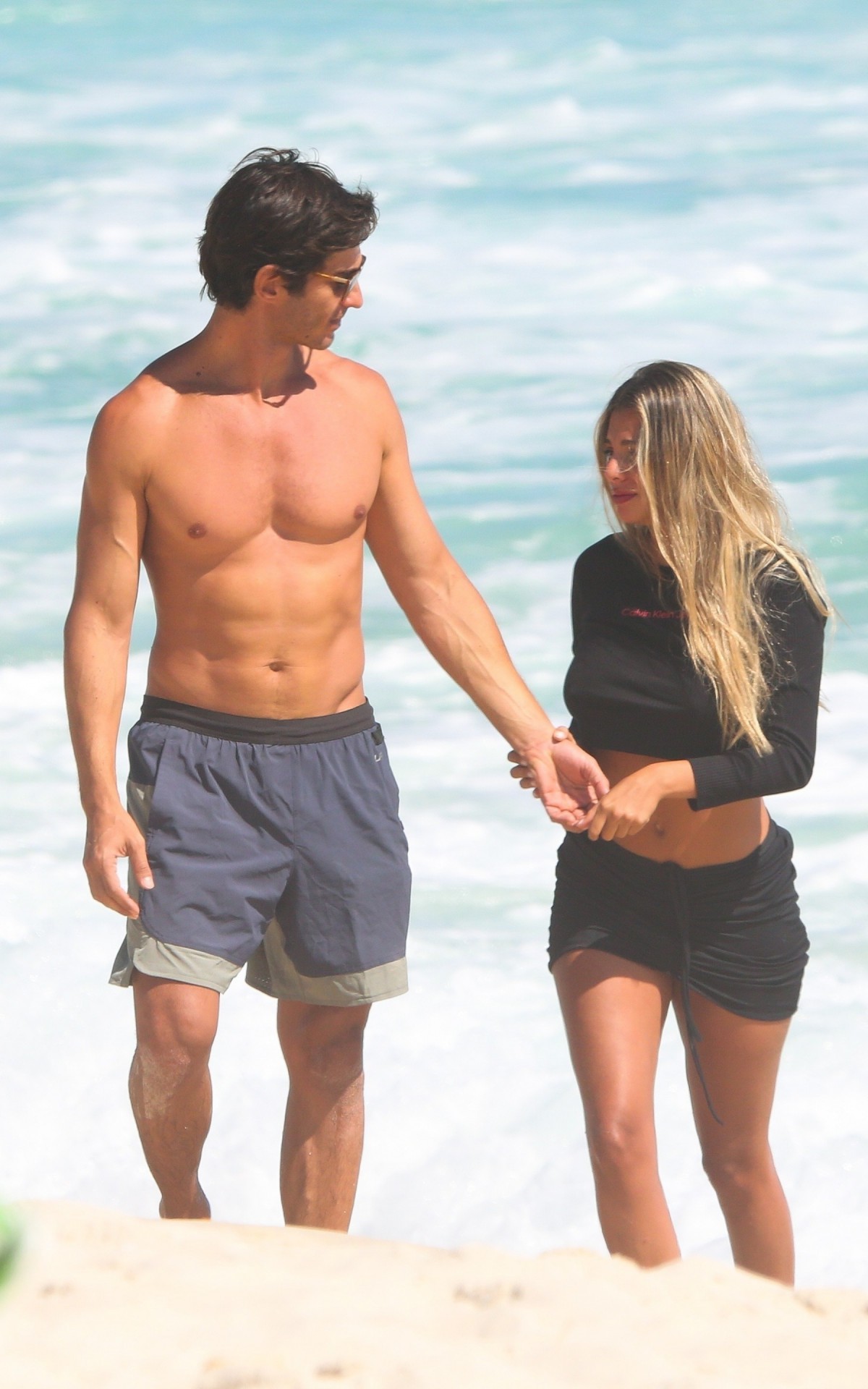 Andr&eacute; Resende curtiu dia de praia com nova namorada, nesta quinta-feira