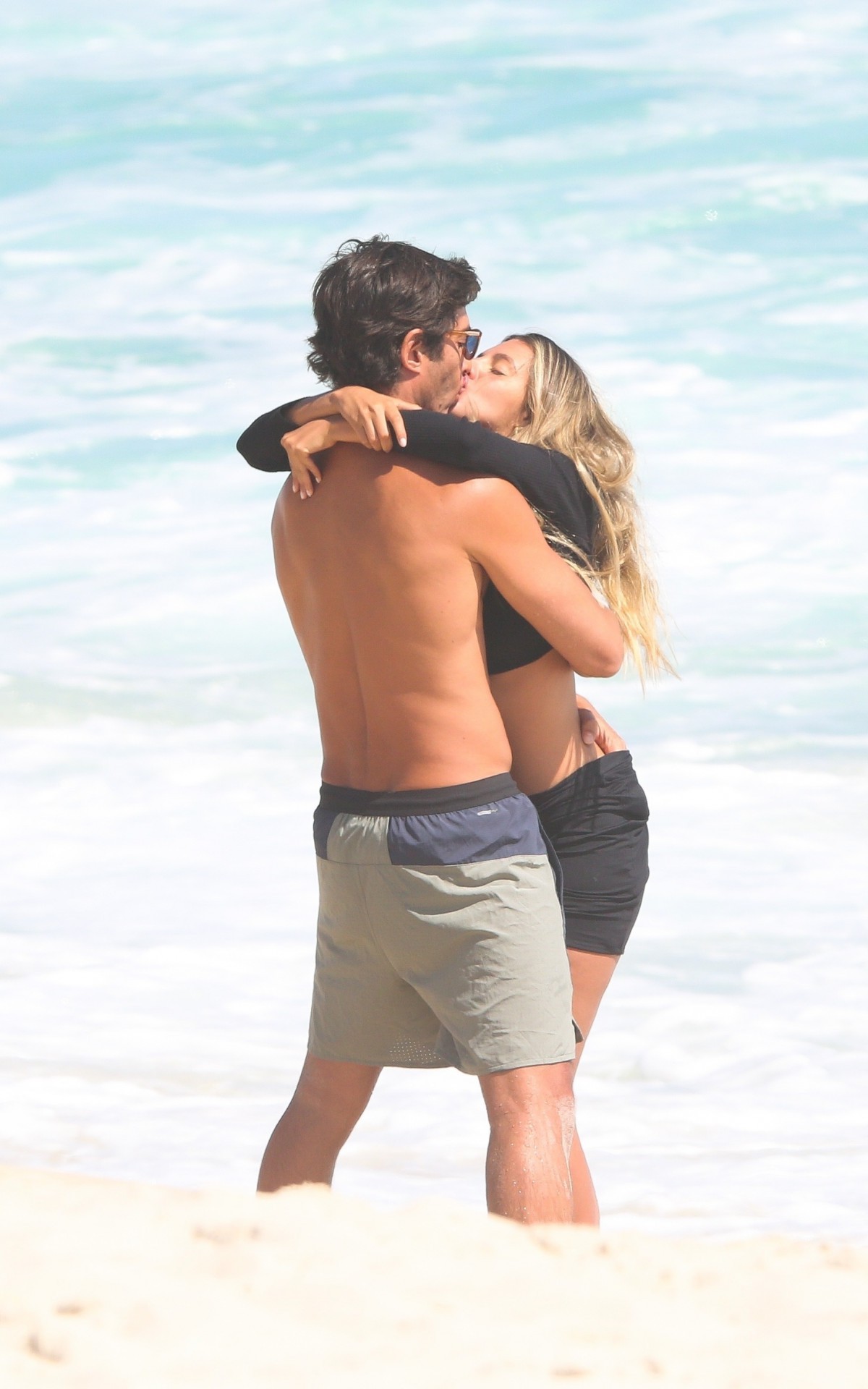 Andr&eacute; Resende trocou beijos com loira na praia da Barra, nesta quinta-feira