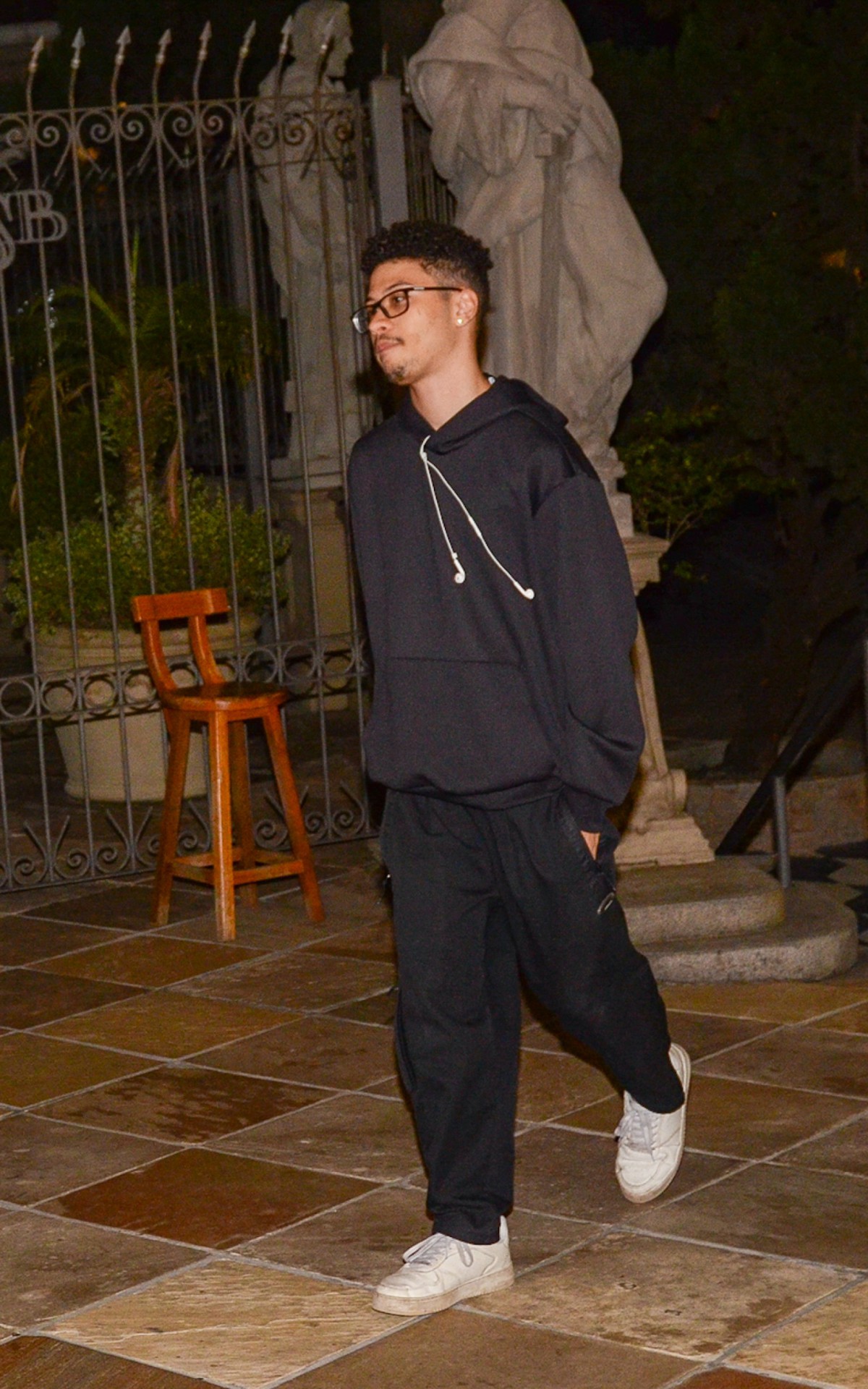 Gabriel Costa e Wilma Petrillo participam da Missa de S&eacute;timo Dia da cantora Gal Costa em S&atilde;o Paulo