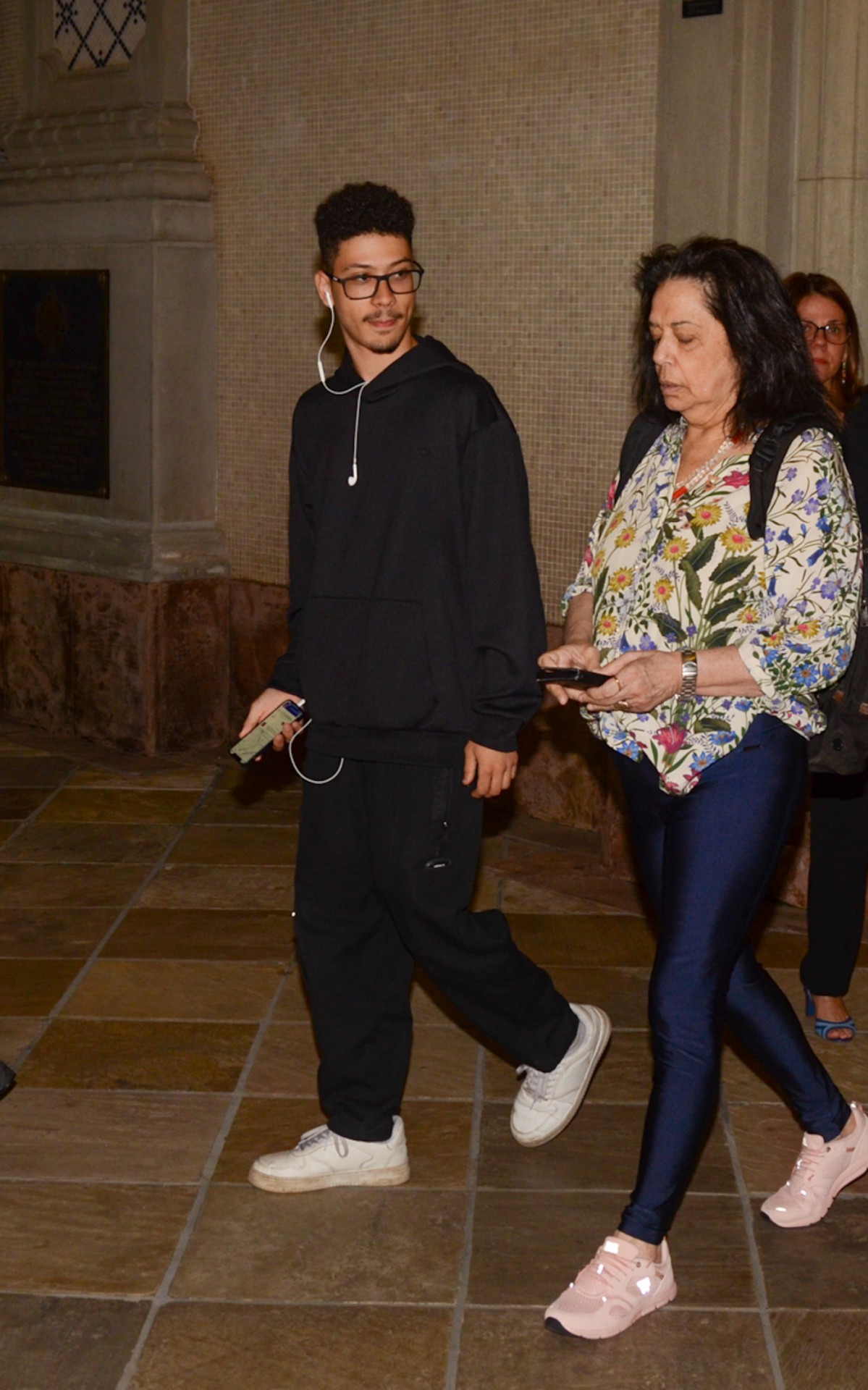 Gabriel Costa e Wilma Petrillo participam da Missa de S&eacute;timo Dia da cantora Gal Costa em S&atilde;o Paulo