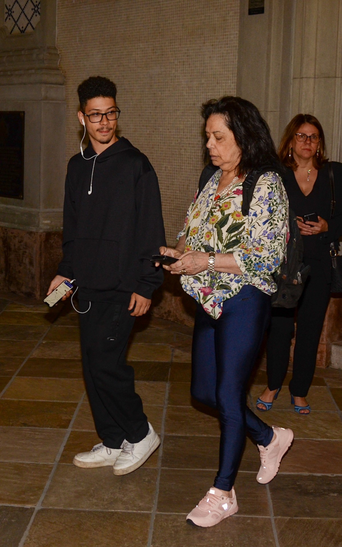 Gabriel Costa e Wilma Petrillo participam da Missa de S&eacute;timo Dia da cantora Gal Costa em S&atilde;o Paulo