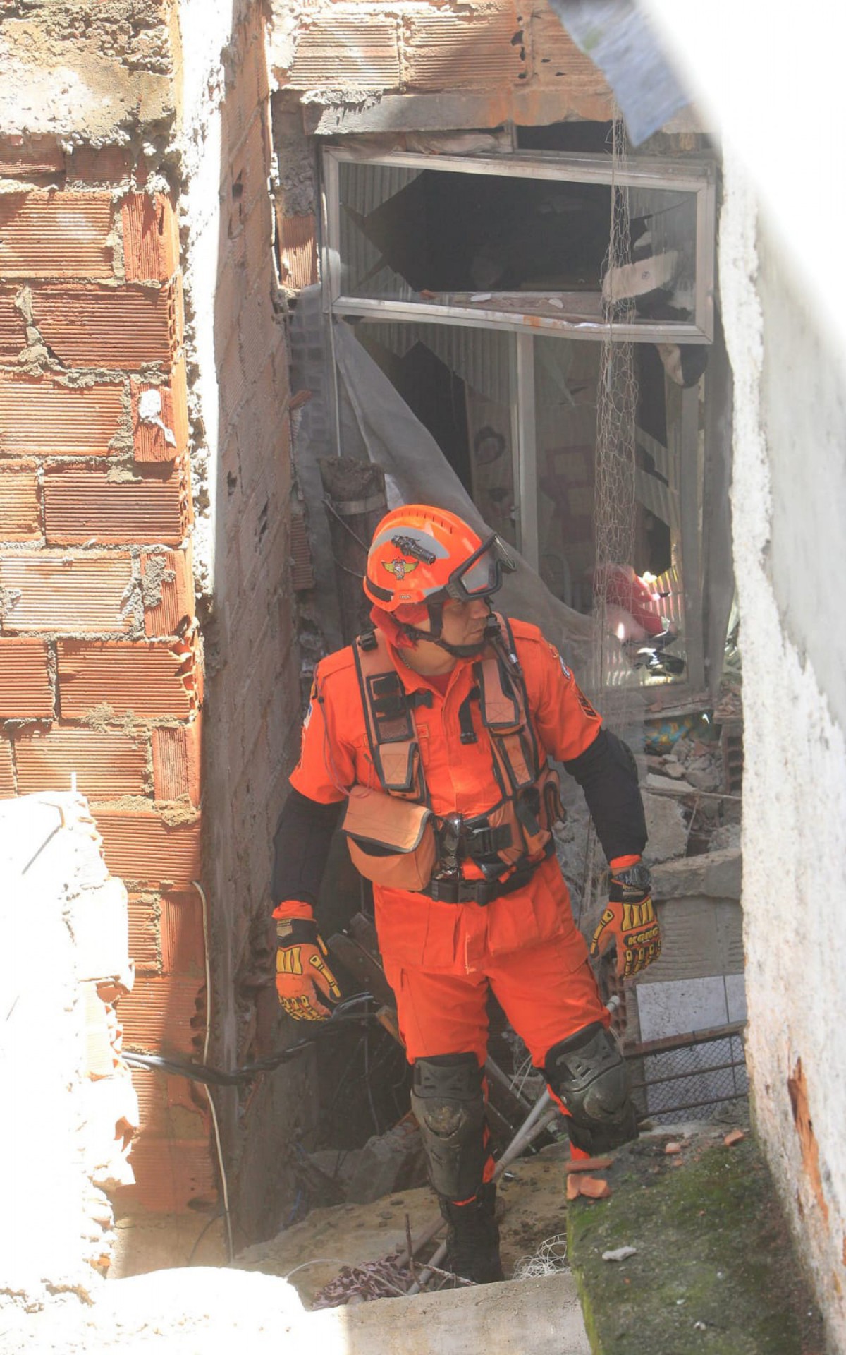 Bombeiros realizam buscas no prédio que desabou na Rocinha - Reginaldo Pimenta/Agência O DIA