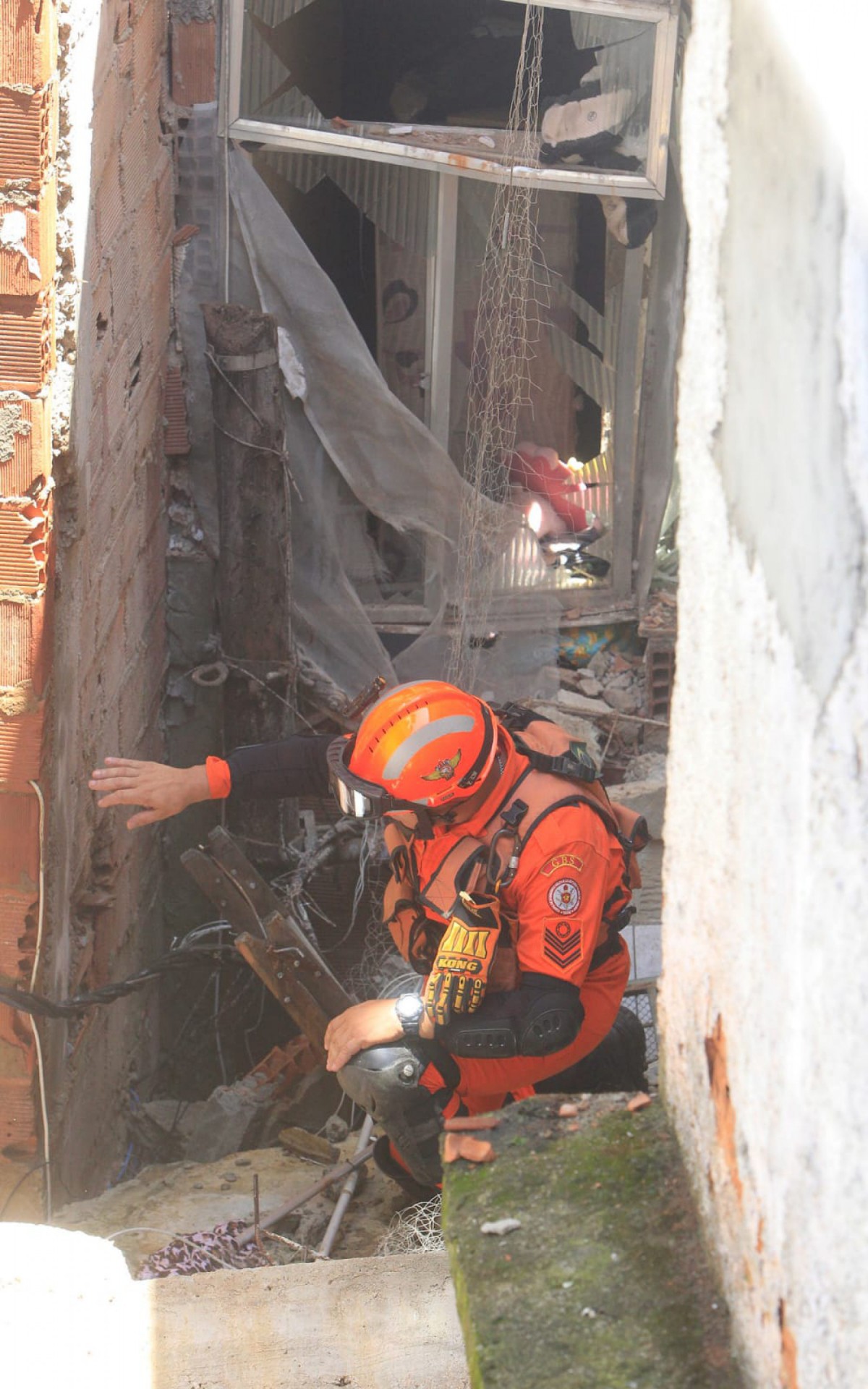 Bombeiros realizam buscas no prédio que desabou na Rocinha - Reginaldo Pimenta/Agência O DIA