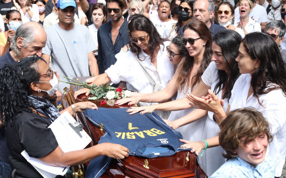 VelÃÂÃÂ³rio da ex-jogadora de vÃÂÃÅlei Isabel , no CemitÃÂÃÂ©rio da PenitÃÂÃÂªncia, no Caju nesta quinta-feira(17).