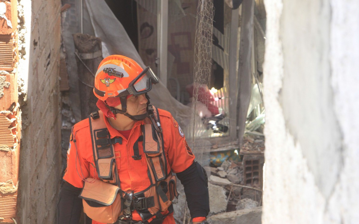 Um im&oacute;vel desabou na comunidade da Rocinha, na Zona Sul do Rio, na manh&atilde; desta quinta-feira (17) - Reginaldo Pimenta/Ag&ecirc;ncia O Dia